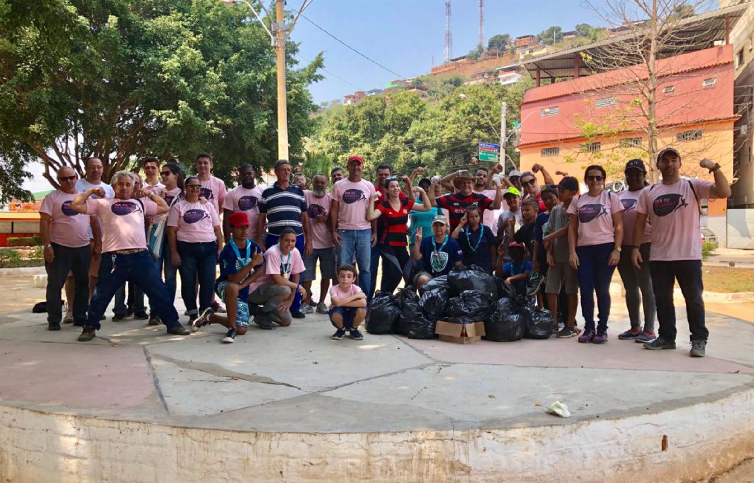 Voluntários participam do Dia Mundial da Limpeza recolhendo lixo das ruas