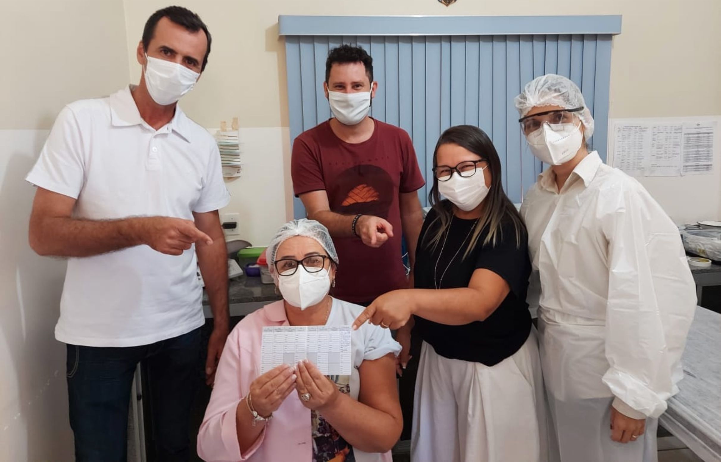 Atílio Vivácqua aplica primeira dose de vacina contra Covid-19