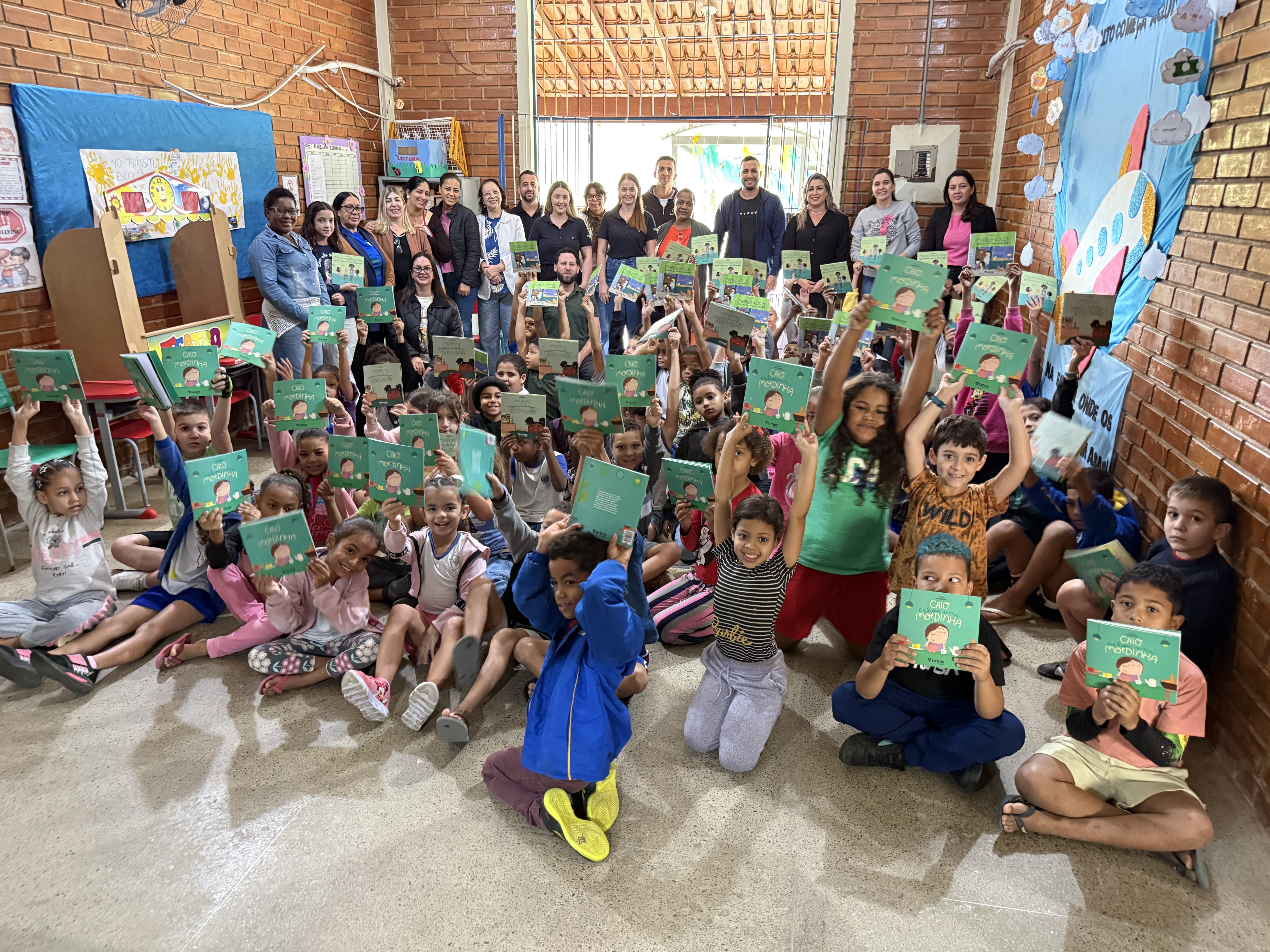 Sicoob entrega kits de educação financeira nas escolas municipais de Atílio Vivacqua